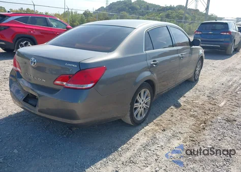 2005 Toyota Avalon Limited z USA, uszkodzony, nr VIN 4T1BK36B85U026077